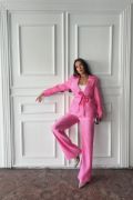 Pembe Beli Kuşaklı Ceket Ve Pantolon Parlak Takım resmi